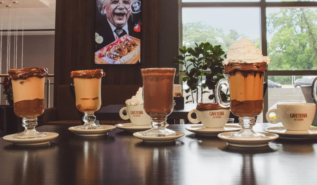 Cinco tipos de café servidos lado a lado: espresso, cappuccino, latte e café coado
