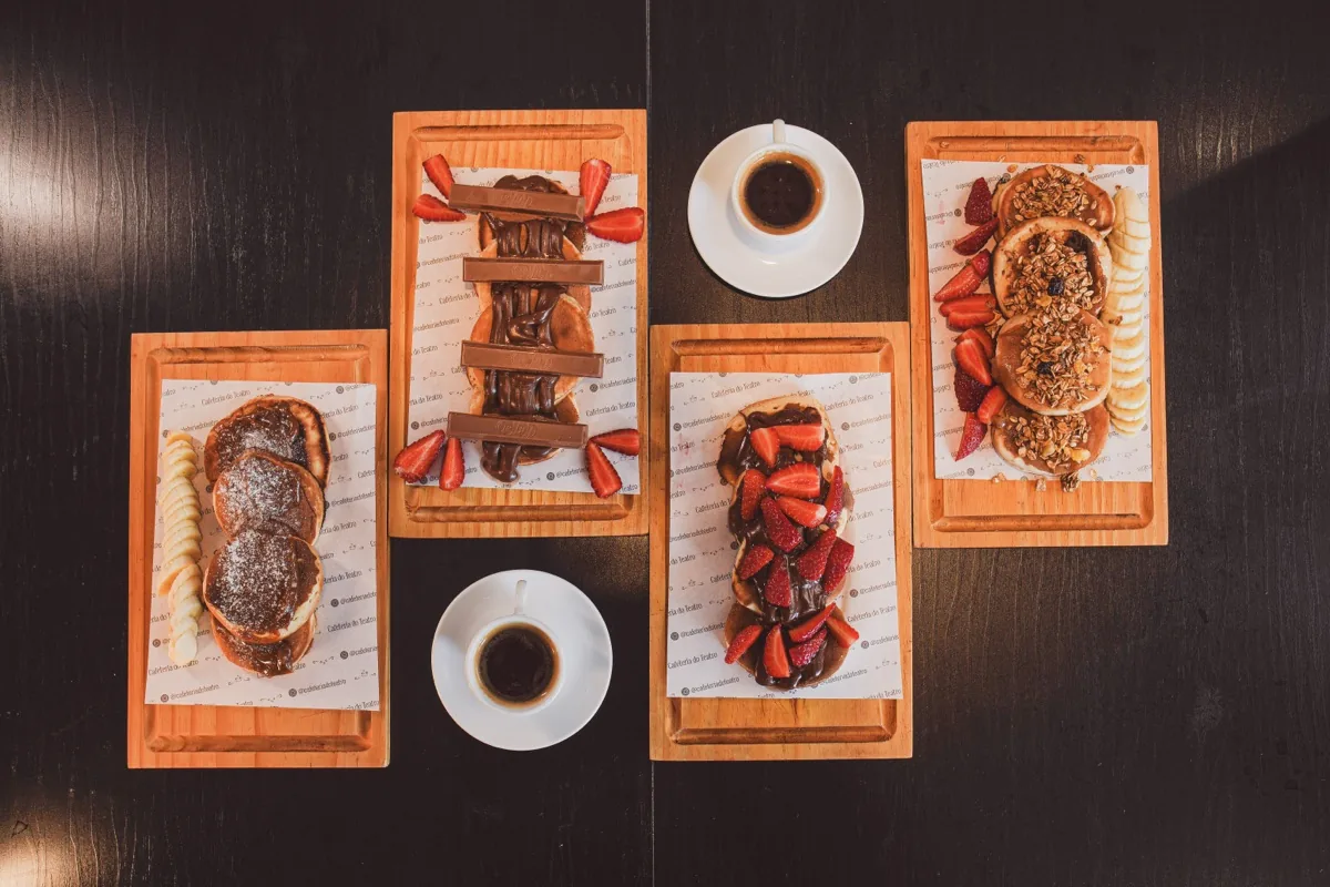Vitrine refrigerada com brigadeiros, bolos e doces artesanais em exposição